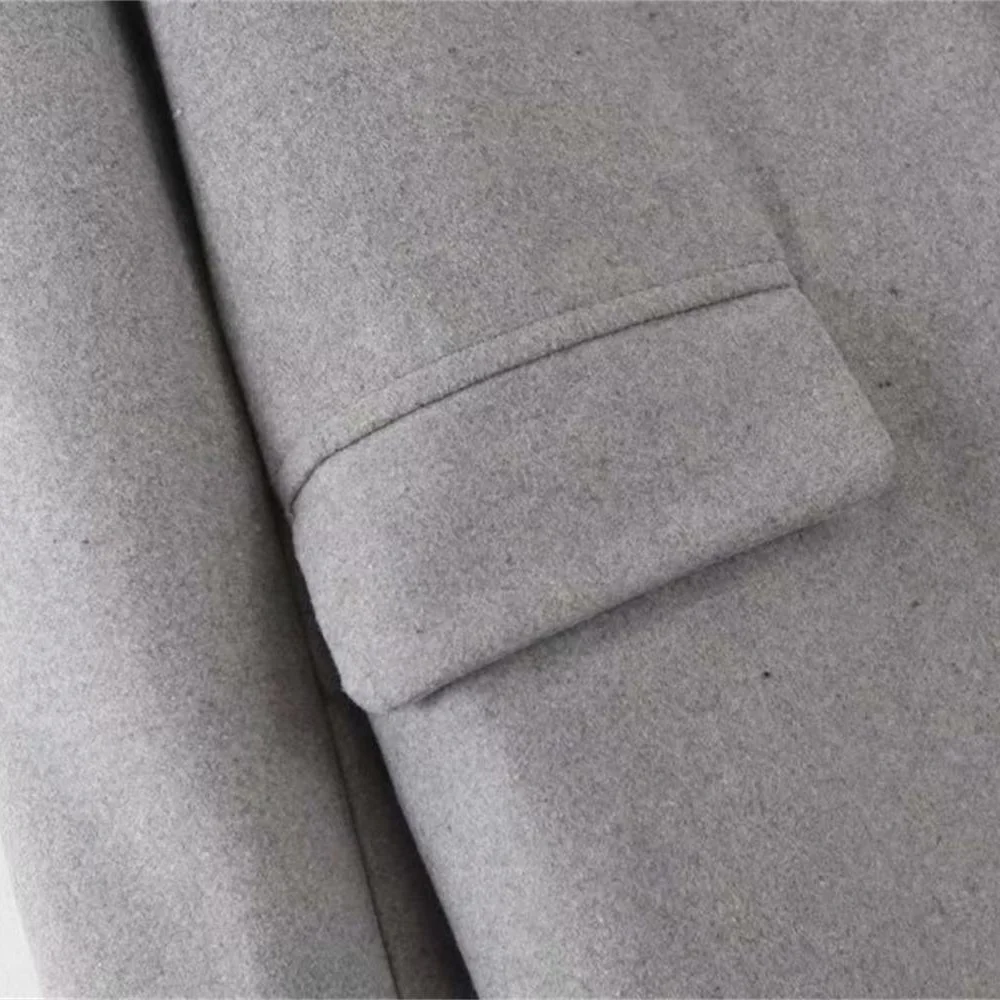 Женское пальто с отложным воротником длинным рукавом карманом и разрезом сзади