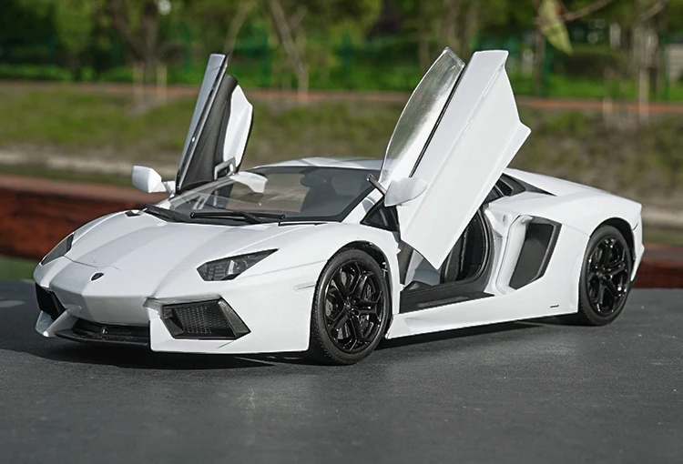 1:18 Welly FX Lamborghini Aventador LP700-4 литья под давлением модель автомобиля с небольшим подарком - Цвет: White