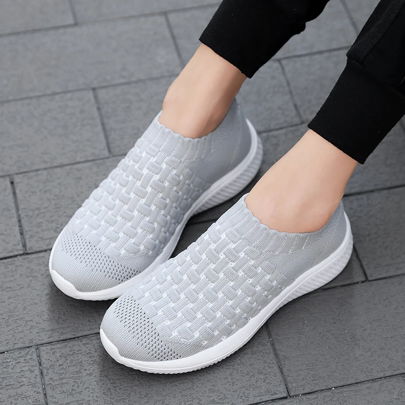 Женская прогулочная обувь Flyknit; дышащая сетка; мягкий светильник; женские кроссовки без шнуровки; нескользящая Спортивная повседневная обувь для улицы; Новинка
