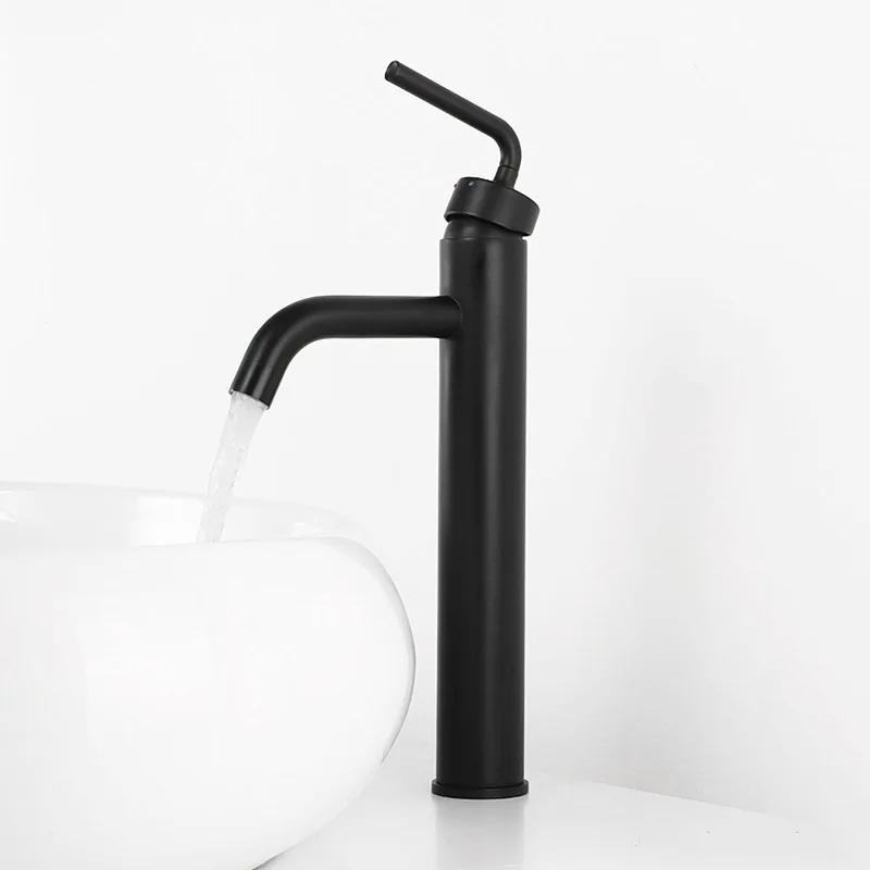 Матовый черный латунный кран для ванной комнаты на бортике с одной ручкой