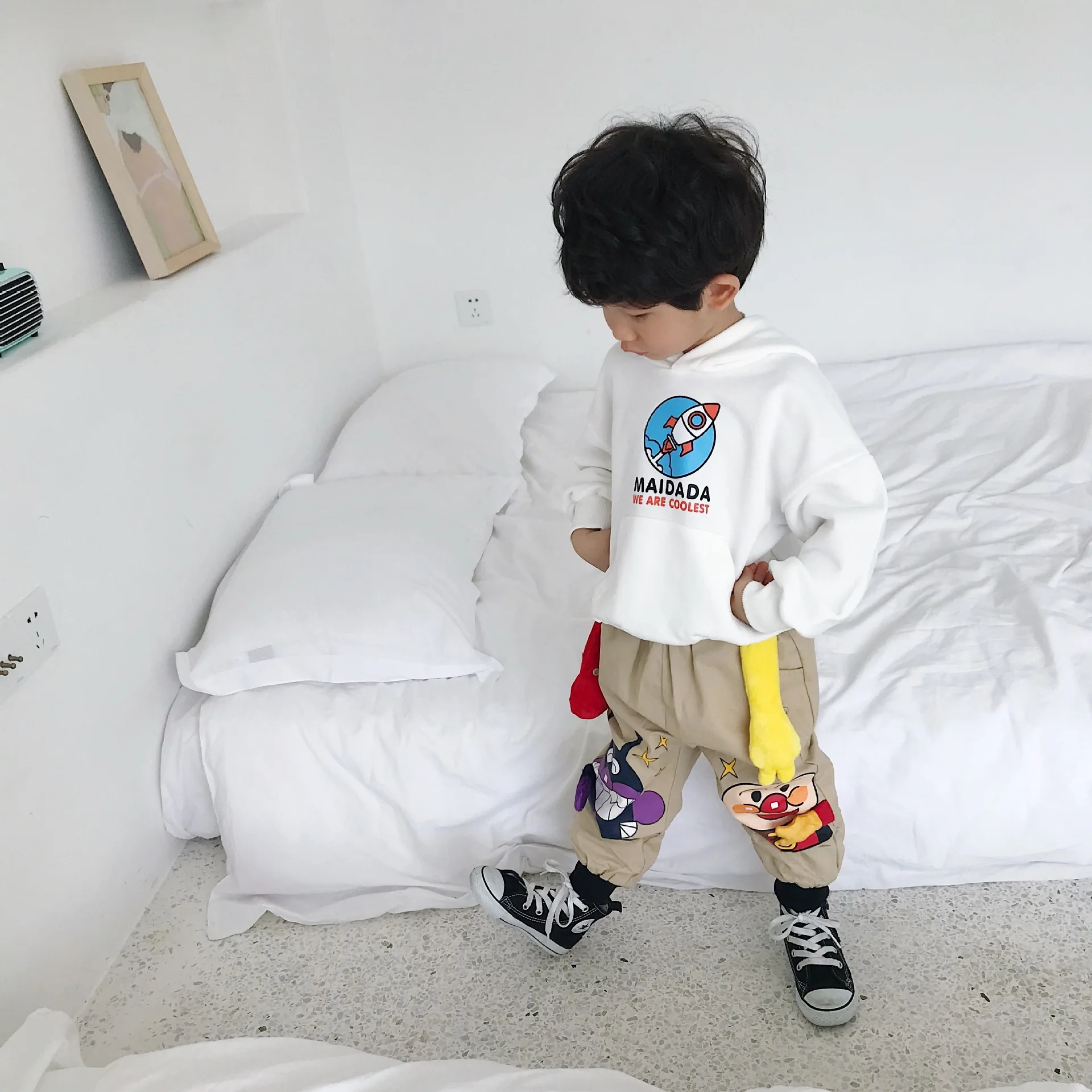 Tonytaobaby/зимнее платье; новая одежда для маленьких мальчиков и девочек; милые повседневные бархатные штаны цвета хаки с героями мультфильмов