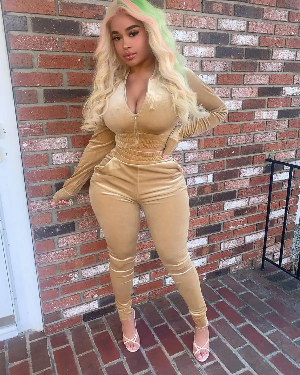 

Winter New Velvet Women Two Piece Sweat Suit Set Sexy Zipper Lapel Jackets Top And High Waist Pocket Jogger Pants Set Outfit
