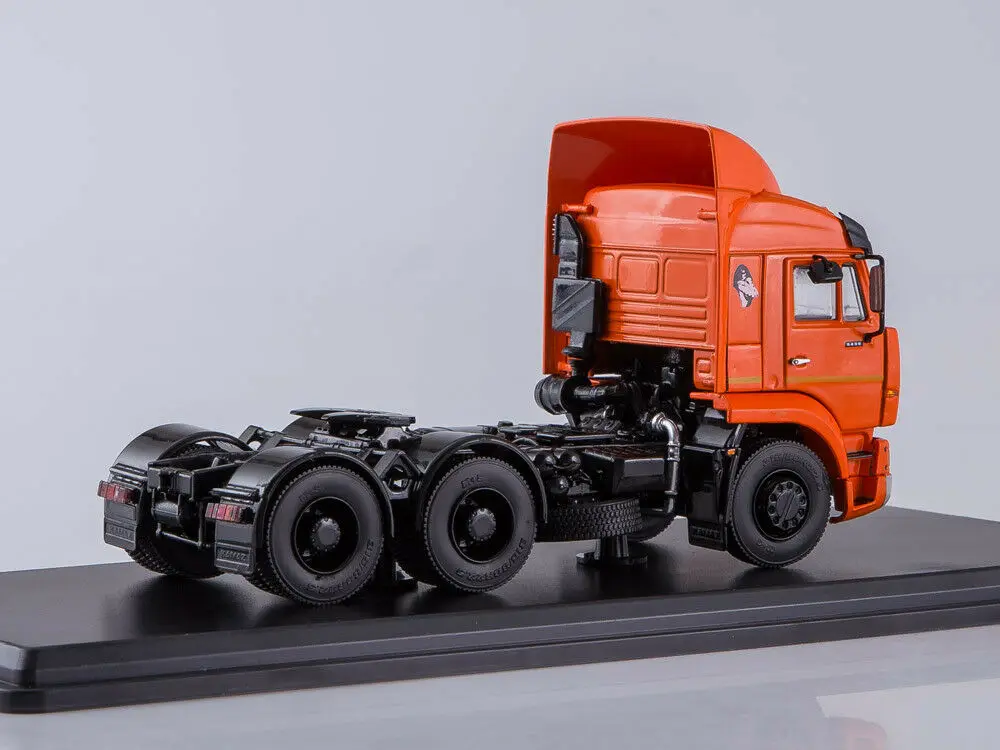 Звездные Модели 1/43 трактор SSM 6460 KAMAZ 1169