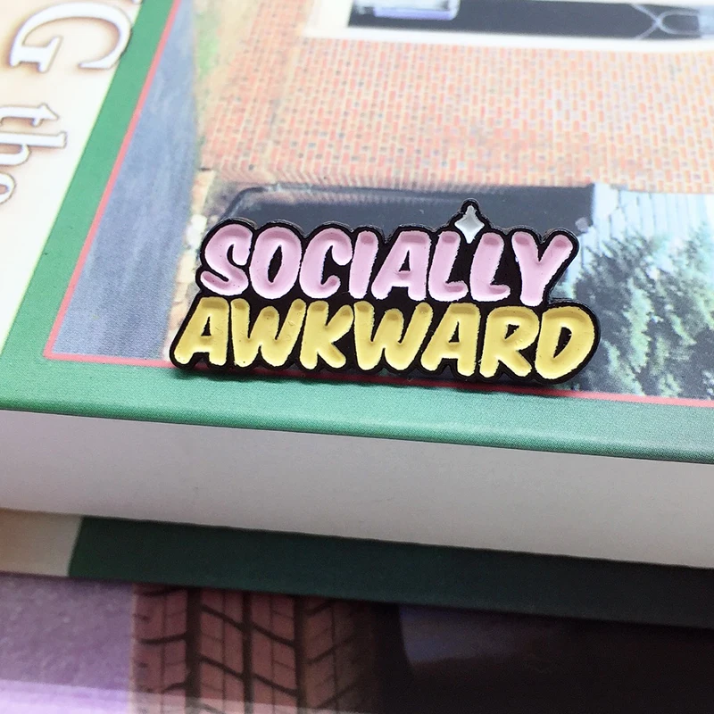 Новые английские буквы SOCIALY несуразная брошь Розовая Желтая английская бижутерия модная индивидуальная джинсовая одежда подвеска на рюкзак