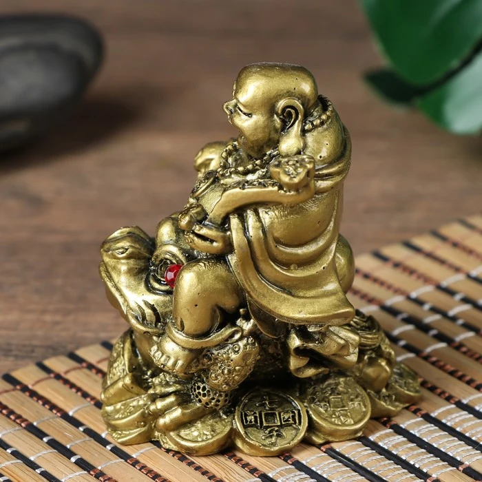 статуэтки нэцкэ хотей. нэцкэ талисман. хотей на трехлапой жабе. фигурка хотей на жабе. хотей на жабе.