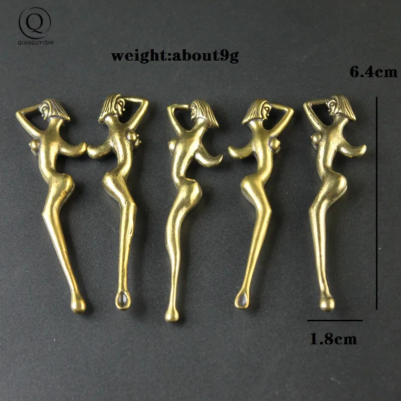 Pendente Portachiavi In Ottone - Statuetta Parodia Organo Genitale - Stile Retrò Etnico - Portafortuna 2,3x4,7 Cm