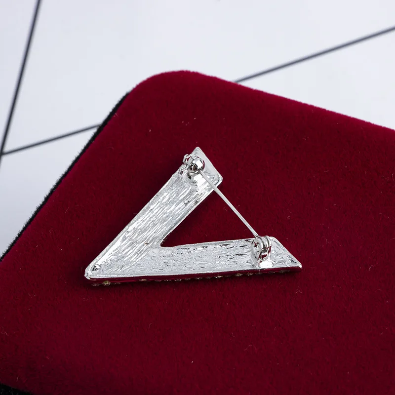 Fashion V Coat Pins Full Rhinestone Brooch значки Shirt Bag Lapel Badge Wholesale Enamel Pin Jewelry Gift