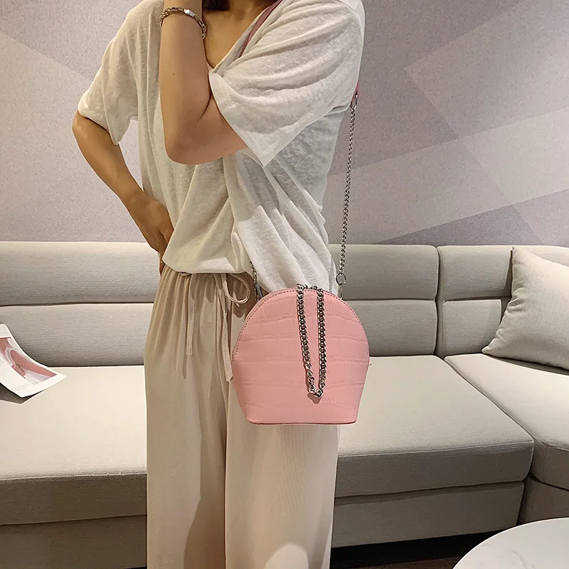 

In the summer the new stone shell bag is a handheld chain bag with simple Korean version of the single shoulder oblique satchel