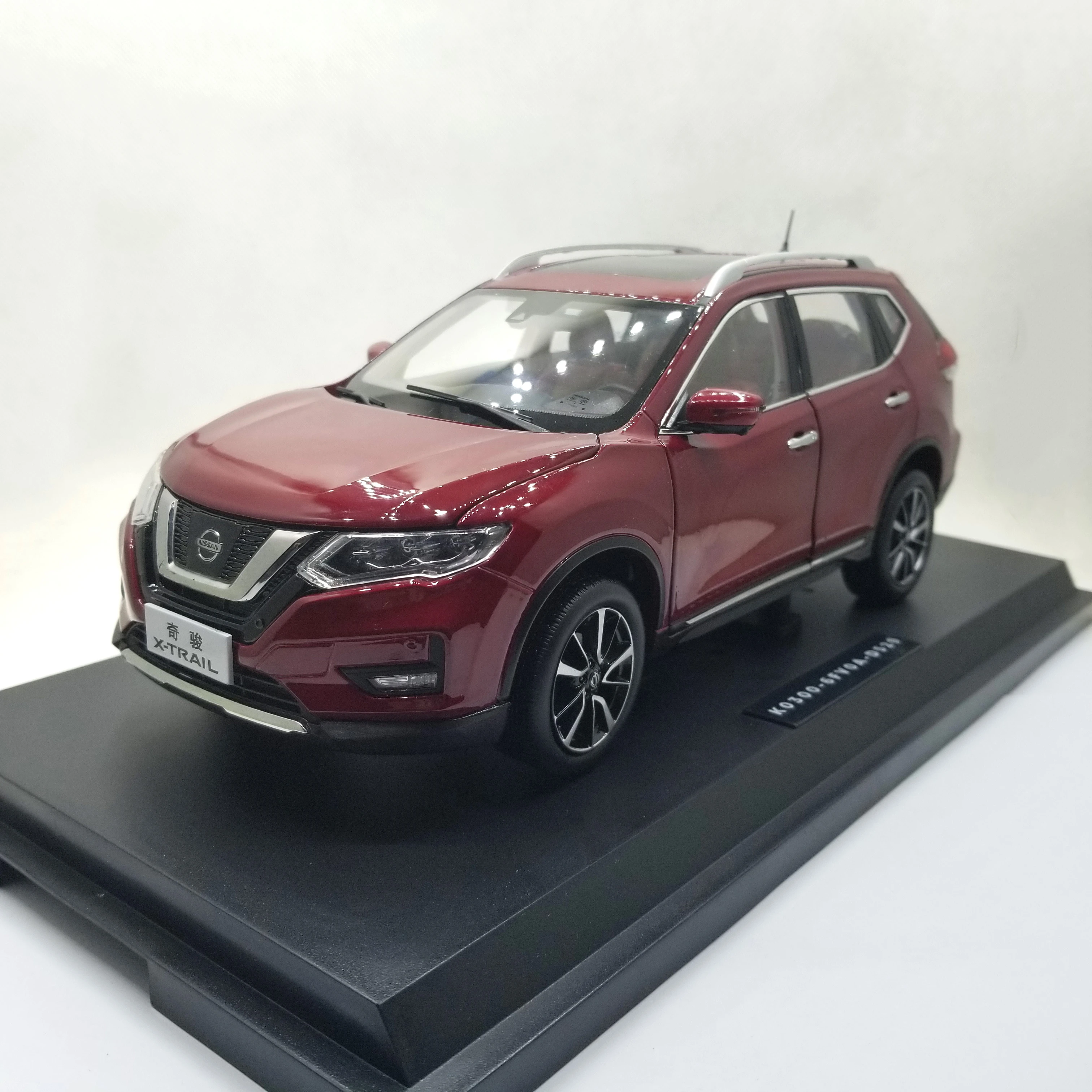 1:18 Diecast Model For Nissan X-trail 