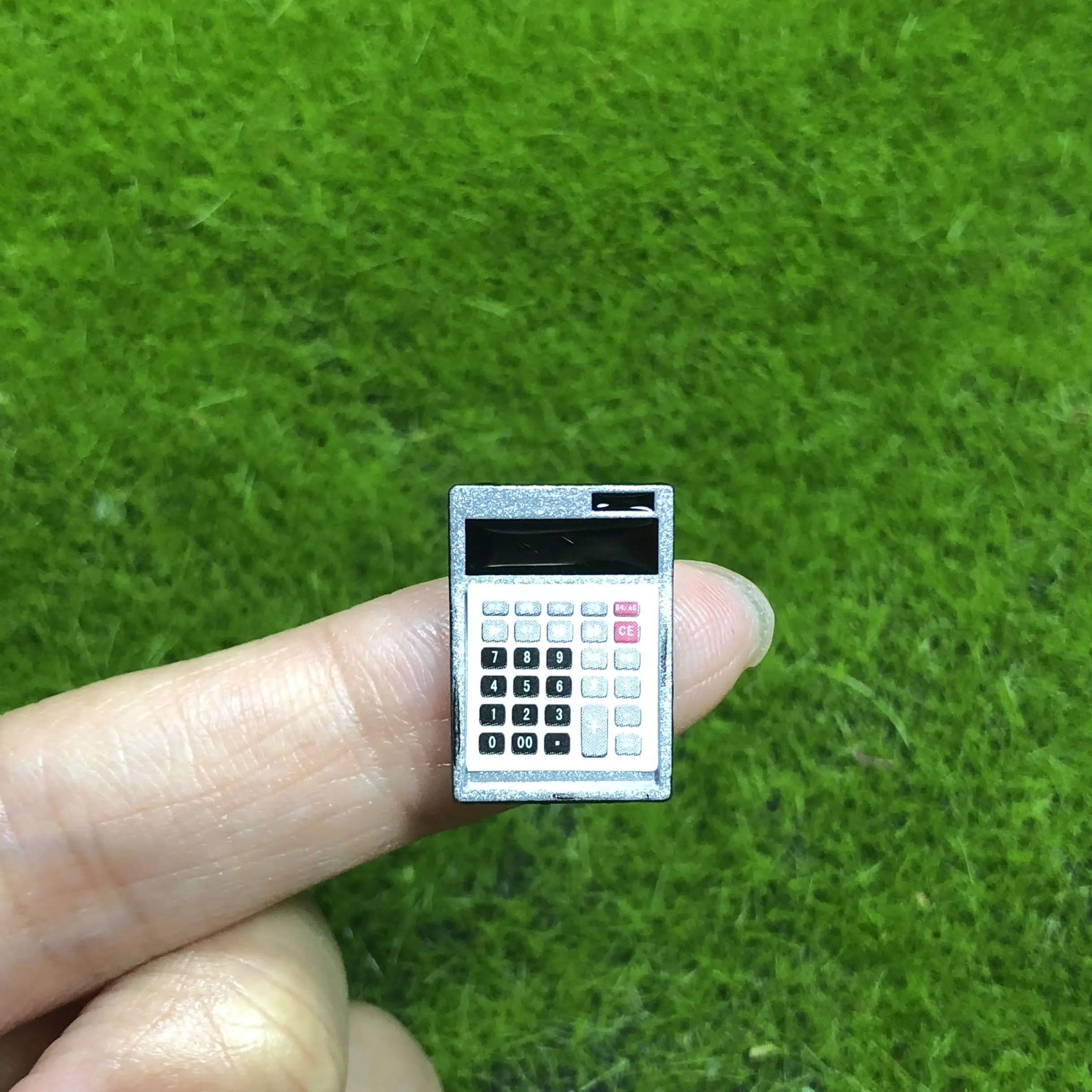 

Re ment Miniaturas Scene Model Small Doll House Accessories Mini Computer Calculator Alloy Pretend Play House Toy Dollhouse