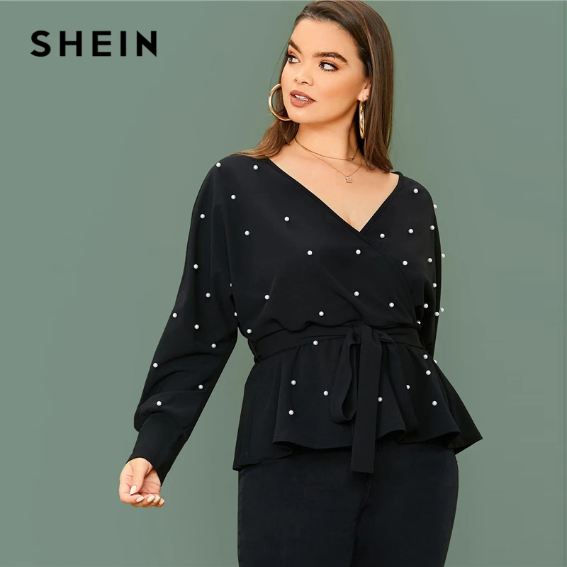 Billig SHEIN Plus Größe Schwarz Chorhemd Ausschnitt Dolman Ärmel Perlen Perlen Belted Top Frauen Frühling Solide Elegante Büro Dame Schößchen Blusen