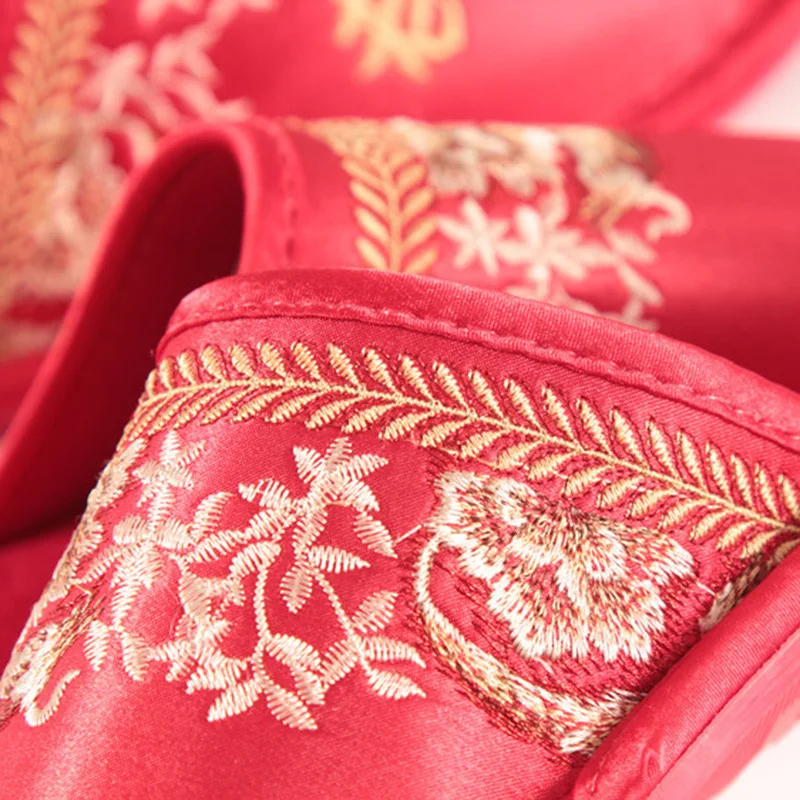 

Four Seasons Paragraph Silk Gold Embroidered Husband Wife Wedding Marriage Household Floor Mute TPR Bottom Plate Slipper
