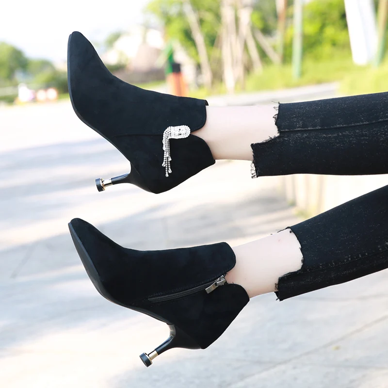 

Women's Rubber Boots Pointe Shoes Lace Up Low Heels booties Round Toe Bootee Woman 2019 Luxury Designer Booties Ladies Rain
