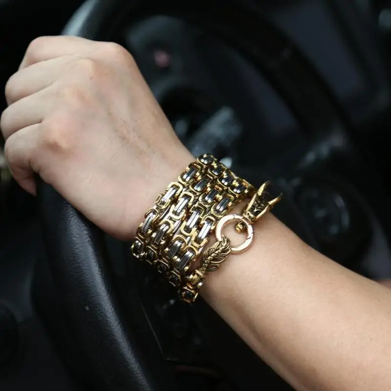 

Outdoor Self Defense Protection Hand Bracelet Combat Bracelet Survival Necklace Protection Whip Defense Tool