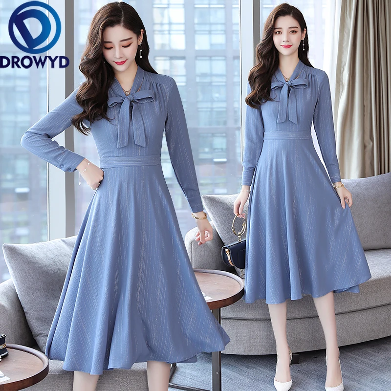 Женское платье средней длины с v образным вырезом повседневное синее шелковое в