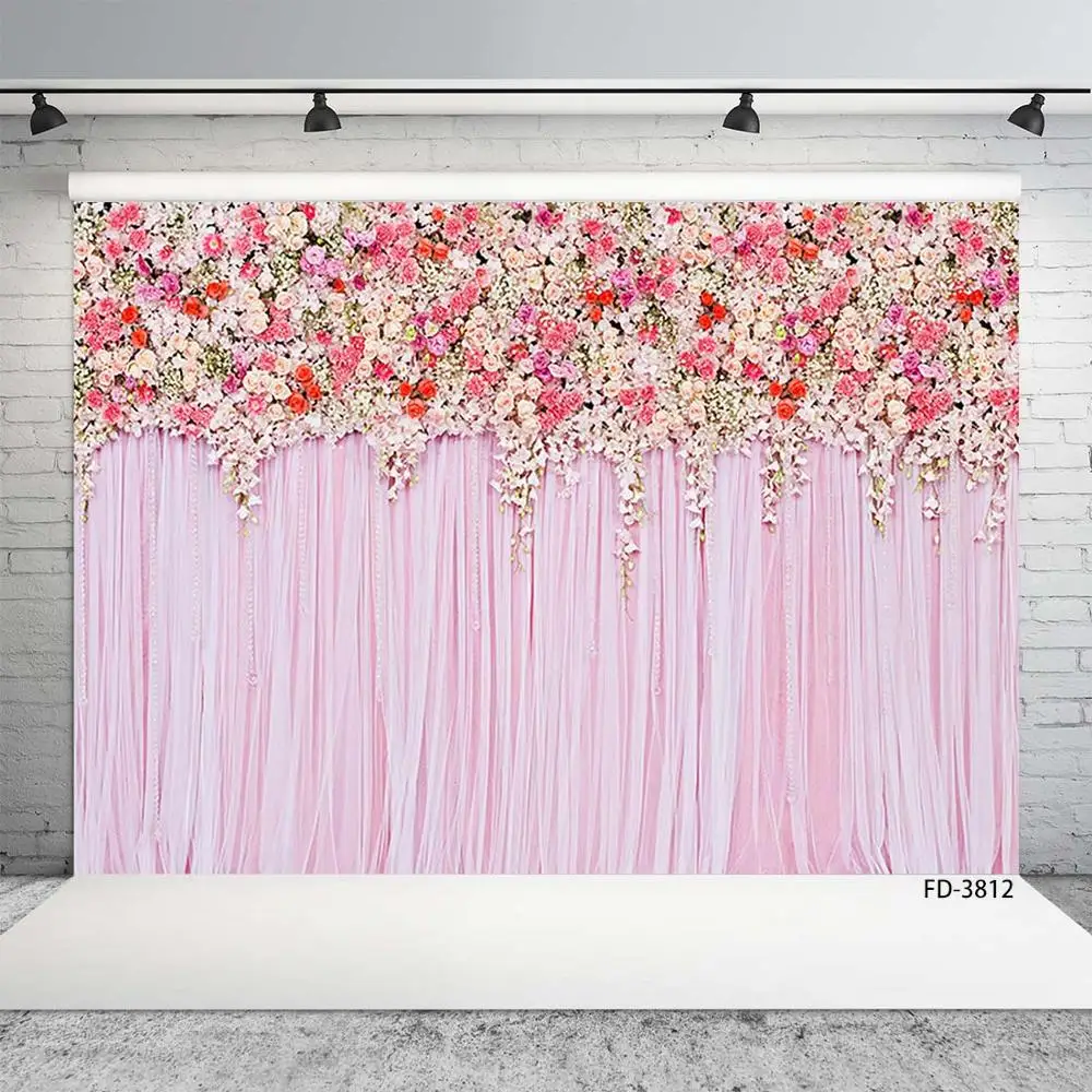Фон для студийной фотосъемки с изображением цветов и розовых занавесок |