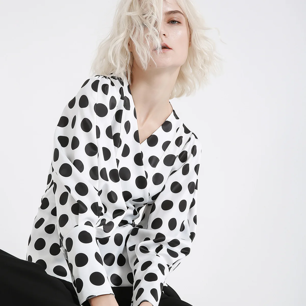 

2019a/W New Style Palace Style Retro Polka Dot V-neck Wrap Lace-up Lantern Sleeve Chiffon Blouse Tops Qd900