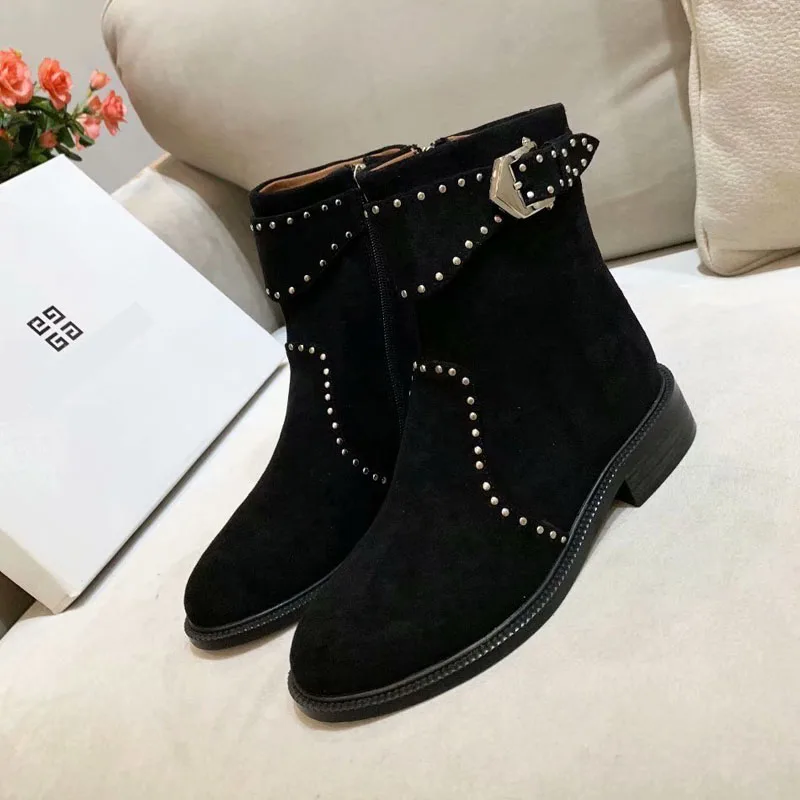 black COW SUEDE Новинка года; модные высококачественные полусапожки «Челси» из натуральной кожи на низком каблуке с заклепками и молнией; зимние женские ботинки - Цвет: black COW SUEDE