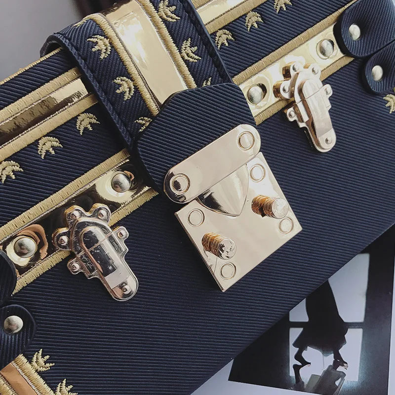 

2017 New Style Stereo Stereotypes Small Box-Style Metal Shoulder Oblique WOMEN'S Bag