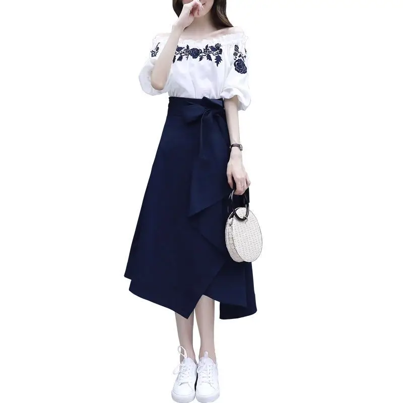 Camiseta informal Coreana de primavera y verano para mujer, Blusa blanca holgada de talla grande con bordado y cuello elástico