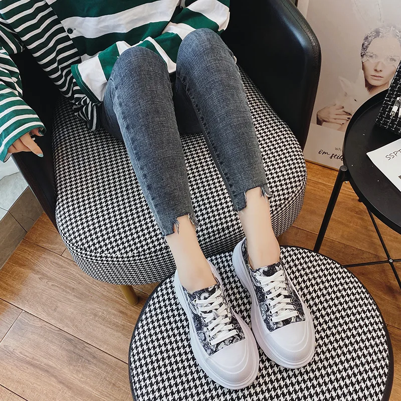 Women's Ultra Light Thick Soled Flat Shoes Canvas Sports Shoes Low Top Lace Up Loafers_vogvips.com