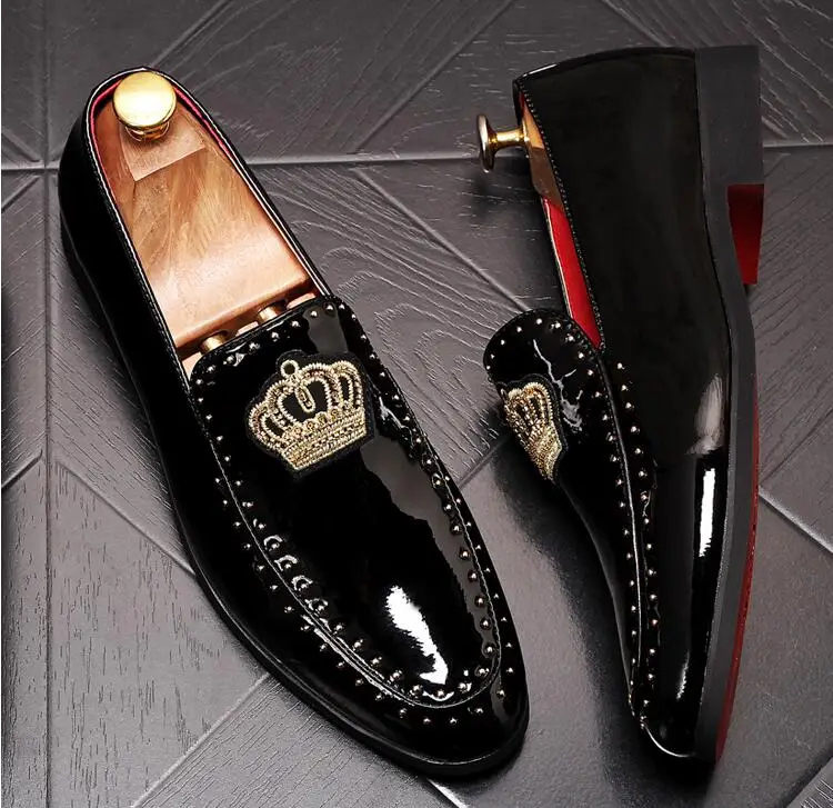 Мужские туфли-оксфорды с вышивкой в виде короны; мужская деловая кожаная обувь; модельные туфли с острым носком, визуально увеличивающие рост; вечерние туфли