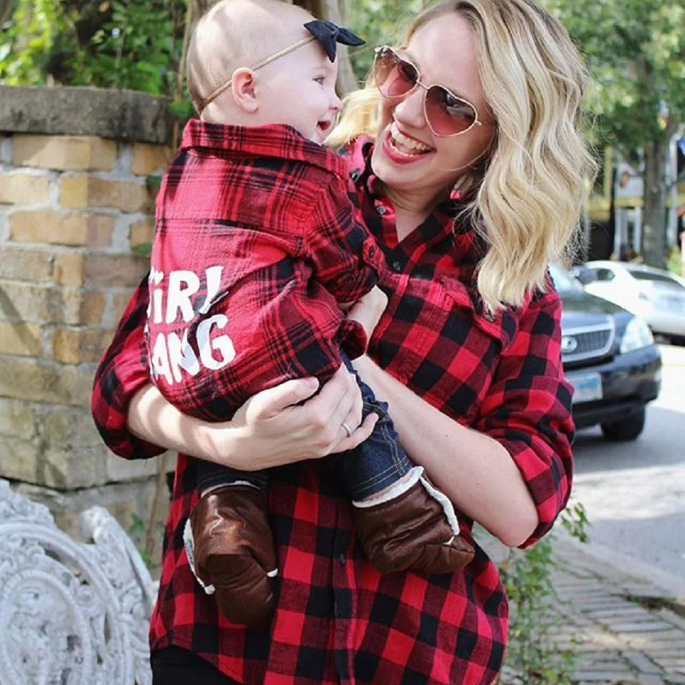 Одинаковая Модная рубашка для мамы и ребенка; красная клетчатая Осенняя блузка с длинными рукавами и буквенным принтом; Топ