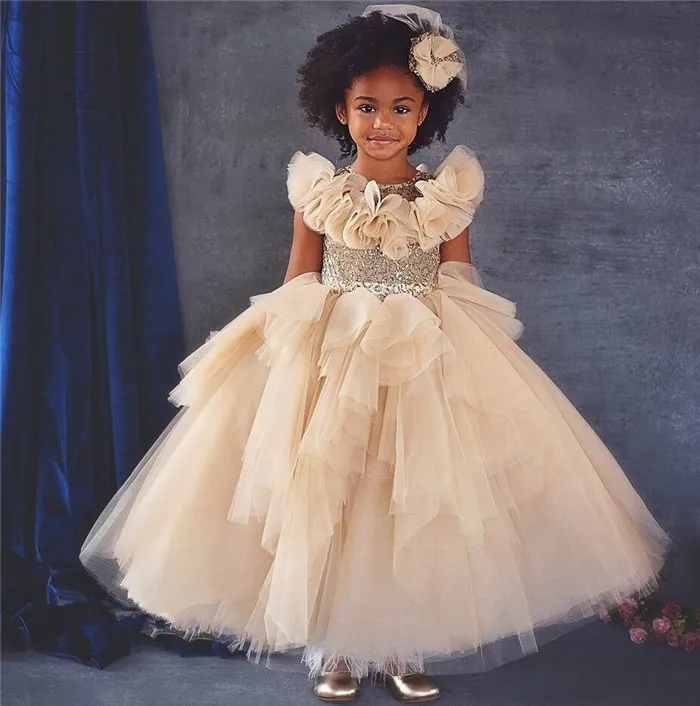 Nieuwe Komende Champagne Tule Bloem Meisje Jurk Met Lovertjes Top Ruches Glitz Peuter Pageant Jurken Custom Made Baljurken Nieuwe Komende Champagne Tule Bloem Meisje Jurk Met Lovertjes Top Ruches Glitz Peuter Pageant Jurken Custom Made Baljurken