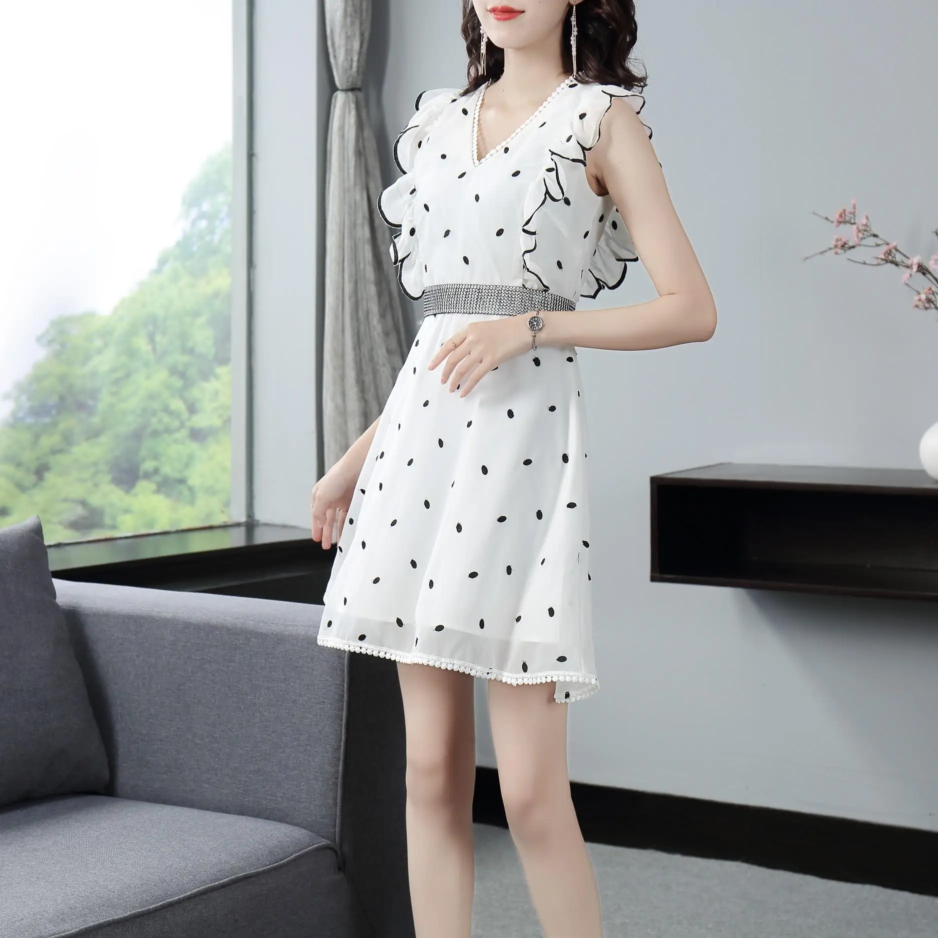 The new summer fashion v-neck falbala dot dress