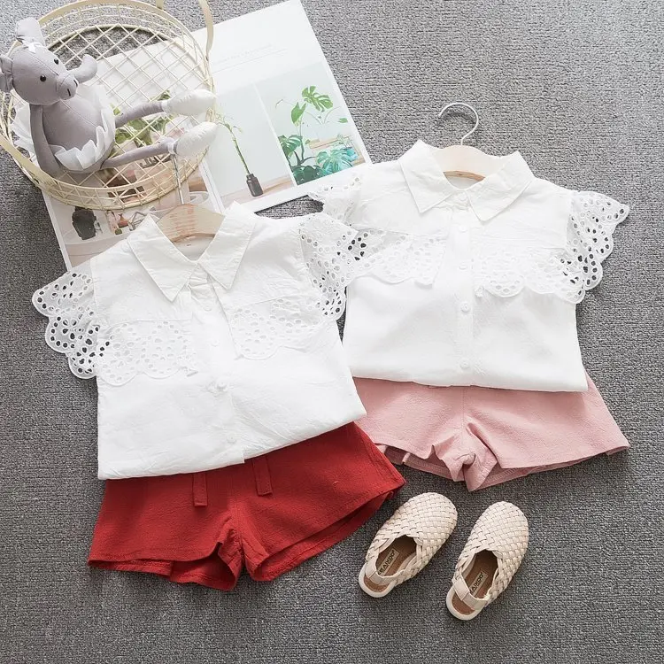 Летний детский комплект из двух предметов для девочек, комплект одежды в Корейском стиле для маленьких девочек: однотонная Кружевная футболка с рукавами+ шорты с бантом
