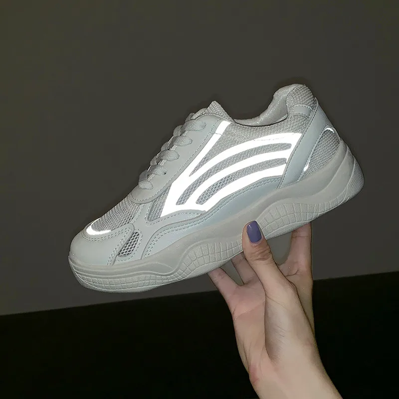 

Fashion Glowing Sneakers Women Vulcanize Casual Shoes Ladies Lace-up Basket Femme Canvas Shoes Breathable Light Zapatos Mujer