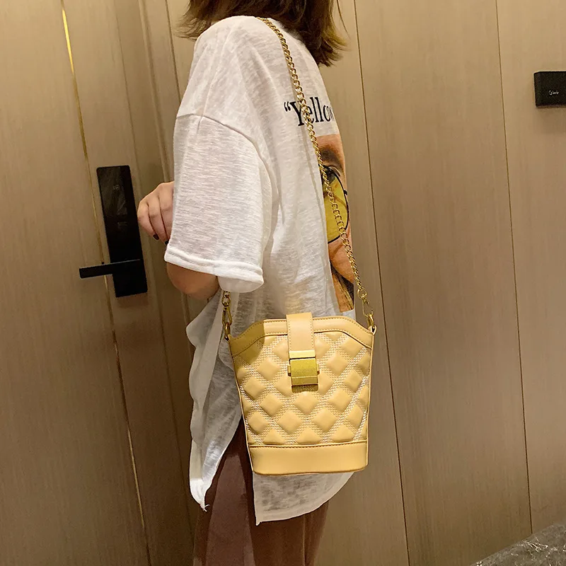 

New Cloud Embroidery Barrel Pack Large Lock Button Single Shoulder Slant Woman Pack 2019