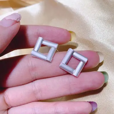HUANZHI Korean S925 Silver Pin Matte Geometric Square Hollow Splice Small Stud Earrings for Women Girls Wedding Party Gifts - Окраска металла: B