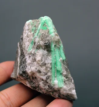 

145g Natural gem-grade green emerald mineral crystal specimens stones and crystals quartz crystals from china
