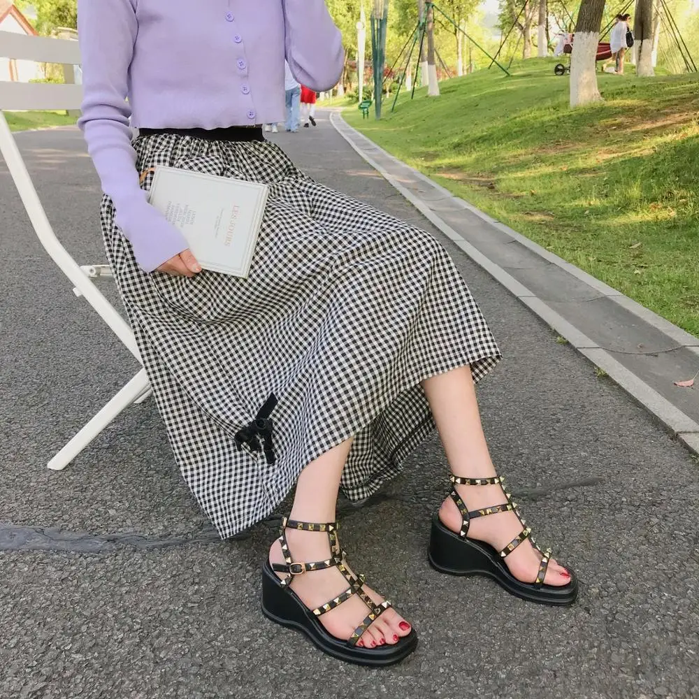 

Summer 2020 new fashion versatile high-top wedge heel platform Roman sandals female open-toe rivet sandals Z911