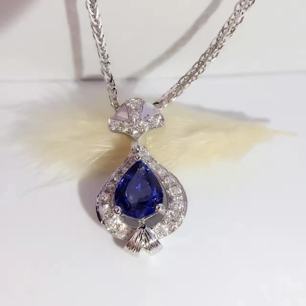 0.786ct+ 0.118ct 18K белое золото натуральный сапфир и кулон ожерелье с бриллиантами инкрустированные Прямая с фабрики ювелирные изделия