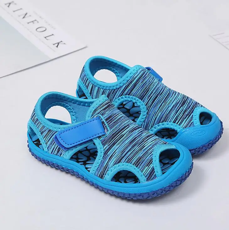 Летние сандалии для маленьких девочек и мальчиков; Детские пляжные сандалии; нескользящая обувь с мягкой подошвой для младенцев; Детская уличная обувь для предотвращения столкновений - Цвет: Синий