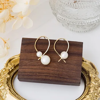 

The 2020 new fashion asymmetrical geometric line Ms. Pearl Korean earrings simply tied retro frosted earrings.