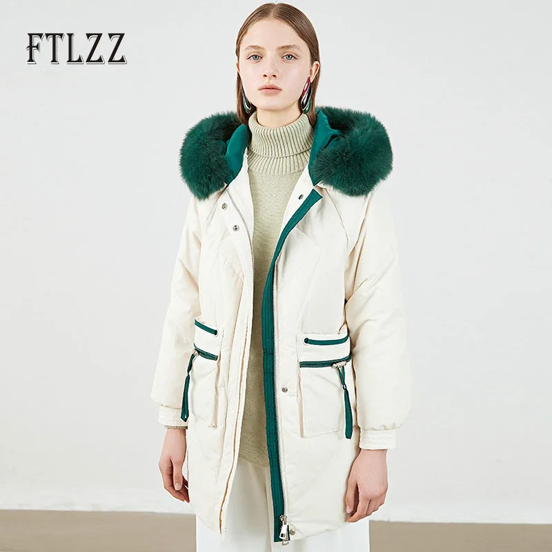 Пуховик женский с капюшоном и воротником из натурального меха средней длины