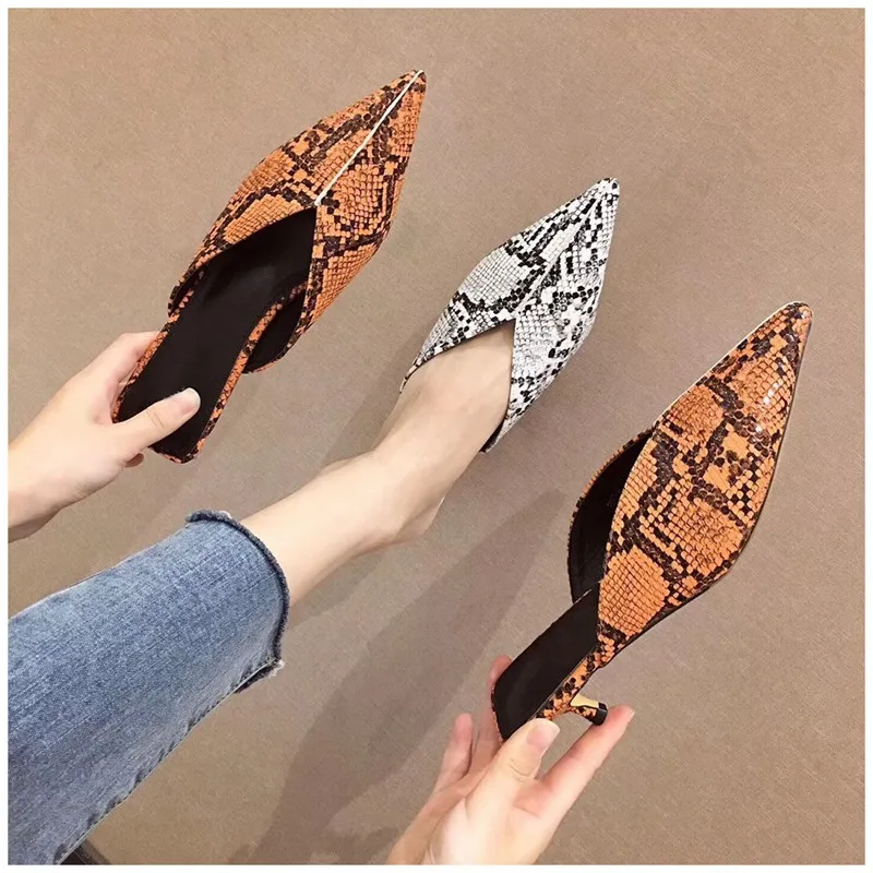 SUOJIALUN/Женская обувь без задника на низком каблуке; шлёпанцы с острым носком; женские открытые сандалии из змеиной ткани
