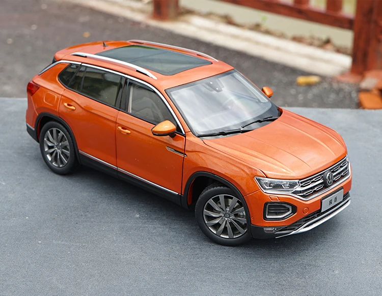 1/18 FAW-Volkswagen TAYRON внедорожник цинковый сплав модель автомобиля с маленьким подарком