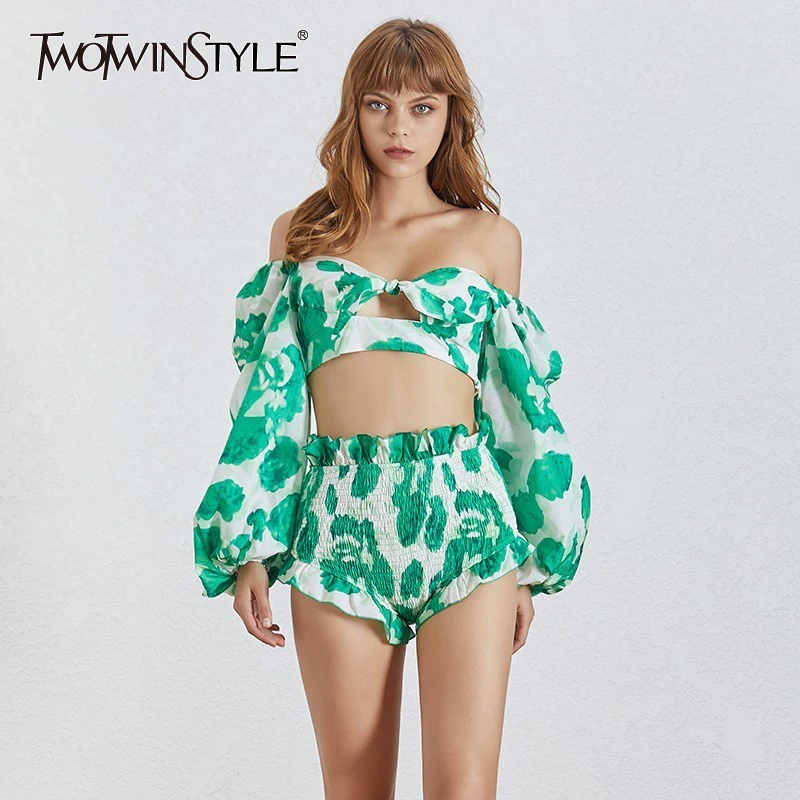 Женский костюм TWOTWINSTYLE летний комплект из двух предметов короткий топ с