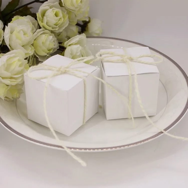 

50pcs Small Kraft Paper Square Candy Box Mariage Wedding Favors Candy Holder Bags Wedding Party Gift Boxes Chocolate Wrapping