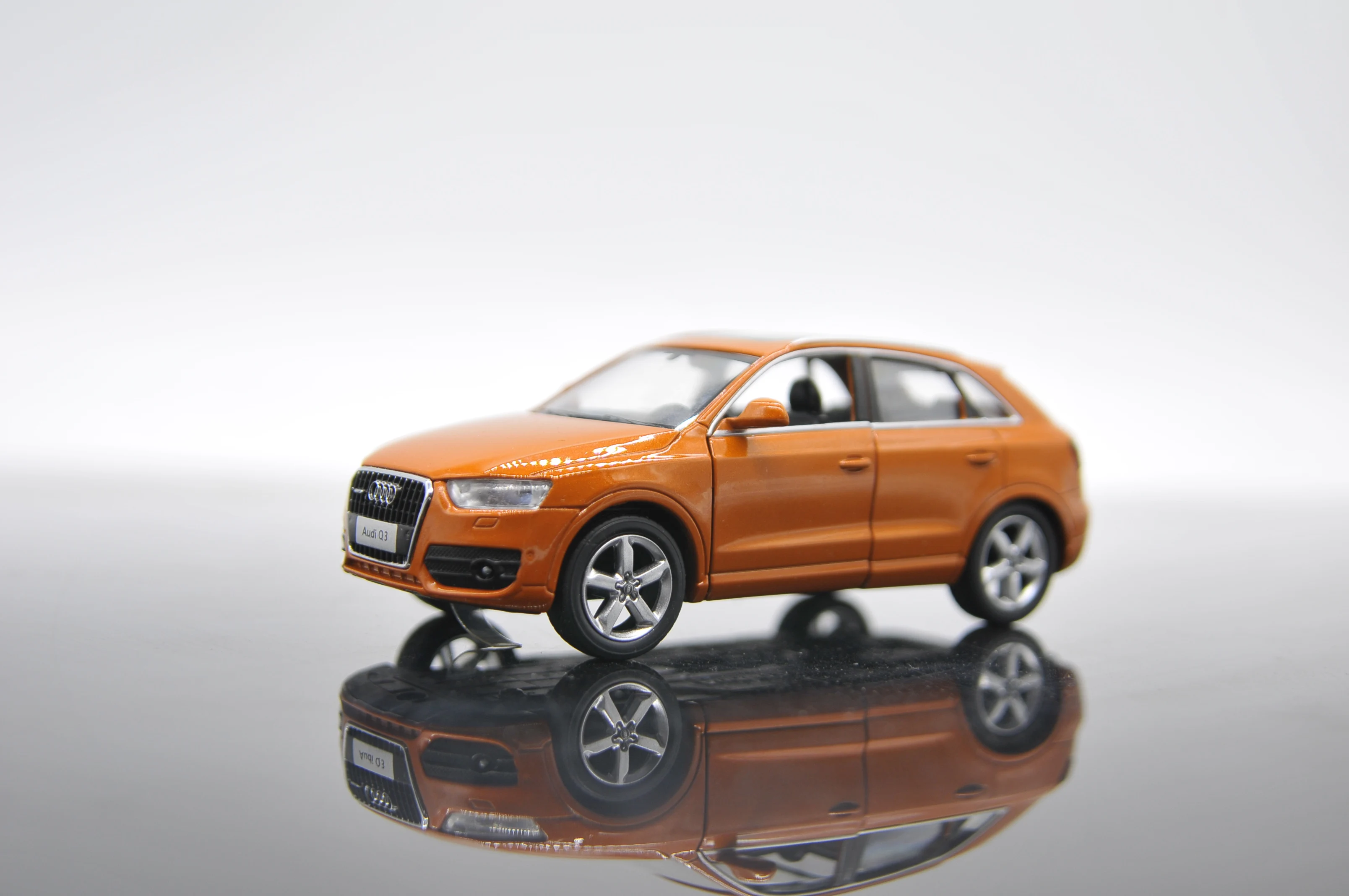 Модель автомобиля Audi Q3 1/32 имитация подсветсветильник литой Сплав модель |
