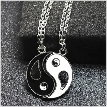 

Best Friends Pendant Necklace Yin Yang Tai Chi Gossip Stitching Set Black White Couple Pair chain Necklace Men's Gift