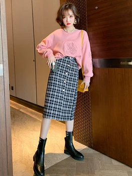 

Beaded three-dimensional embroidered round neck sweater + single-breasted plaid half skirt suit female 2020 autumn winter new