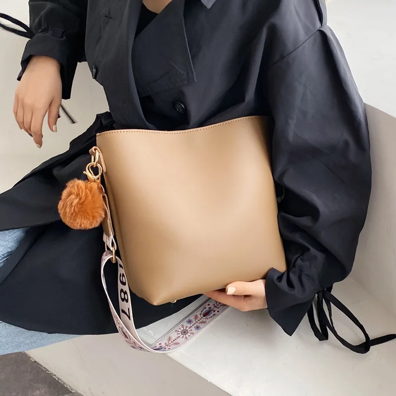 

Women Leather Wide Strap Crossbody Bag Fashion Designer Solid Color Shoulder Bags Lady Small Hairball Shopper Bag Bolsa Feminina