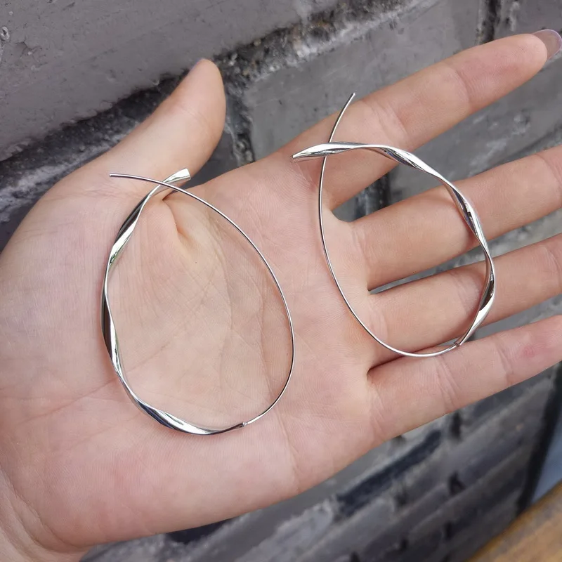 Glossy silver Новые винтажные металлические золотые серебряные геометрические Твист с волнообразными линиями Висячие серьги для женщин ручной работы матовые большие овальные серьги ювелирные изделия - Окраска металла: Glossy silver