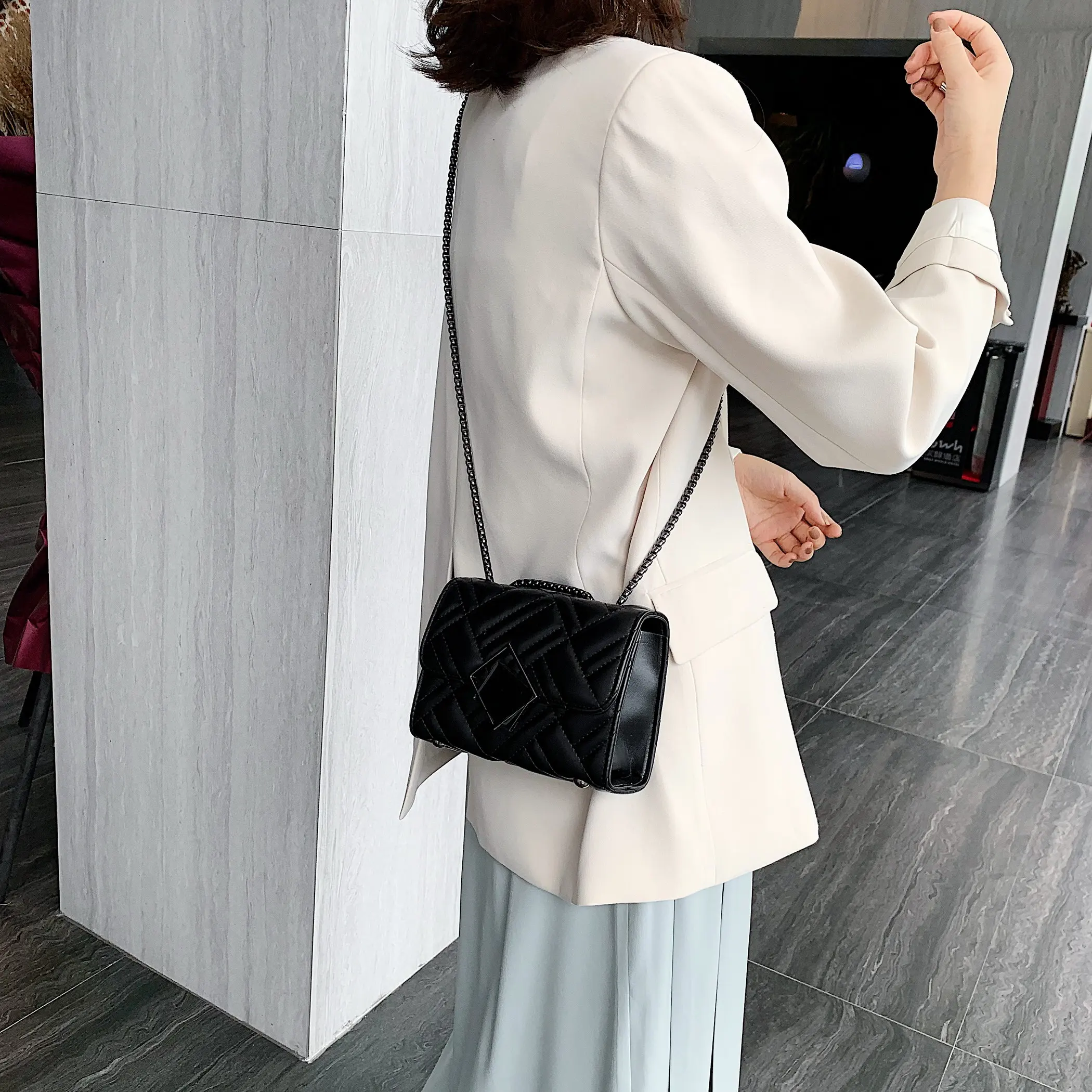 Goede Effen Kleur PU Lederen Crossbody Tassen Voor Vrouwen 2019 Kleine Keten Schouder Tas Dame Designer Luxe Lock Handtassen