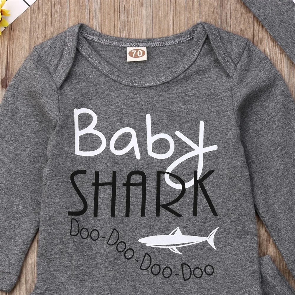 Осенняя одежда для новорожденных, комплекты для маленьких мальчиков с изображением акулы, боди с длинными рукавами и надписью, длинные штаны, шапка, комплект одежды из 3 предметов для маленьких мальчиков 0-24 месяцев